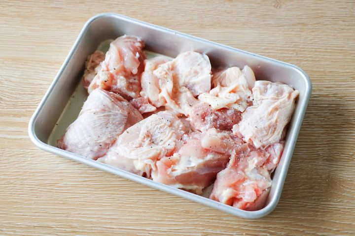 一口大に切った鶏もも肉