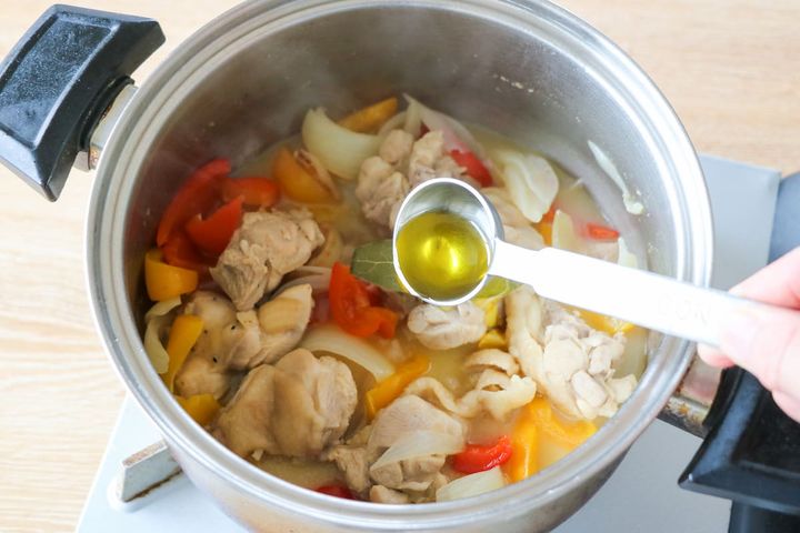 できあがった鶏肉とパプリカのさっぱりコンソメ煮