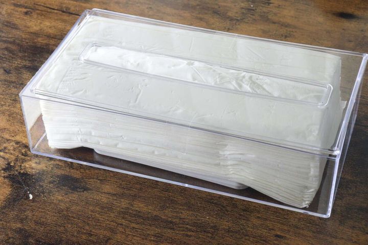 セリアのティッシュ底上げスプリングホルダーとティッシュがセットされた透明なティッシュケース