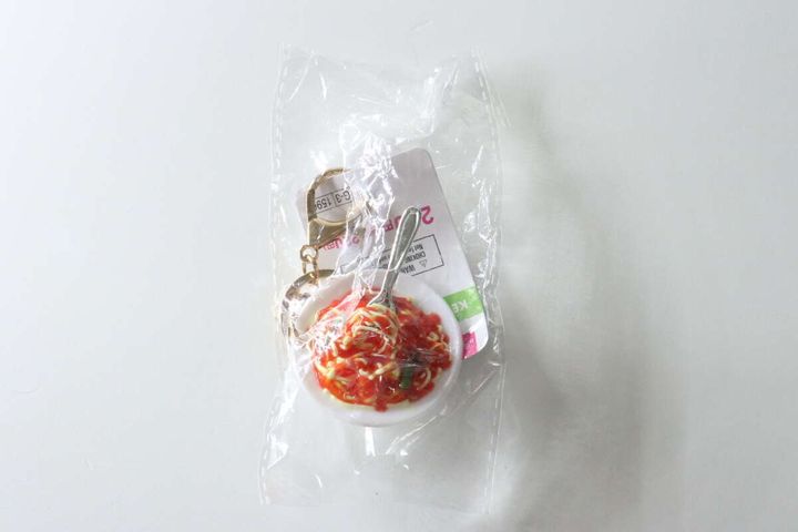 透明な袋に入ったパスタの食品サンプルキーホルダー