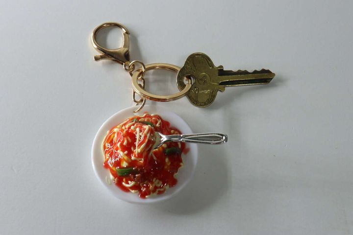 ゴールドの鍵が取り付けられたパスタの食品サンプルキーホルダー