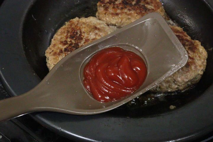 ハンバーグこれ一本のスプーン部分にケチャップが入っている
