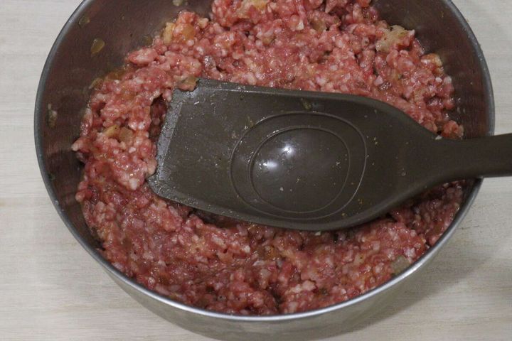 ボウルに入ったひき肉のタネをハンバーグこれ一本で混ぜている