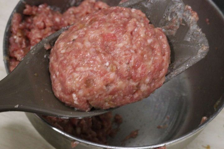 ハンバーグこれ一本で成形した肉ダネを持ち上げている