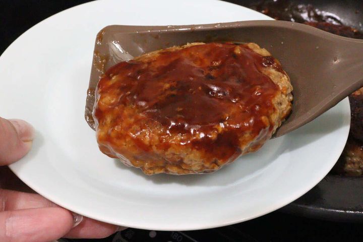 焼き上がったハンバーグをこれ一本で皿に盛り付けている