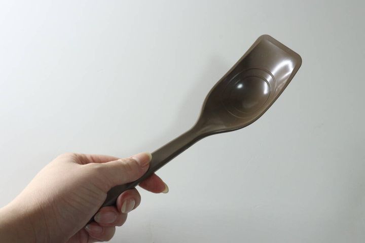 女性がダイソーのハンバーグこれ一本を手に持っている
