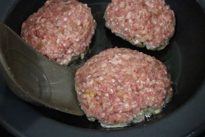 フライパンで焼いているハンバーグの横にこれ一本を置いている