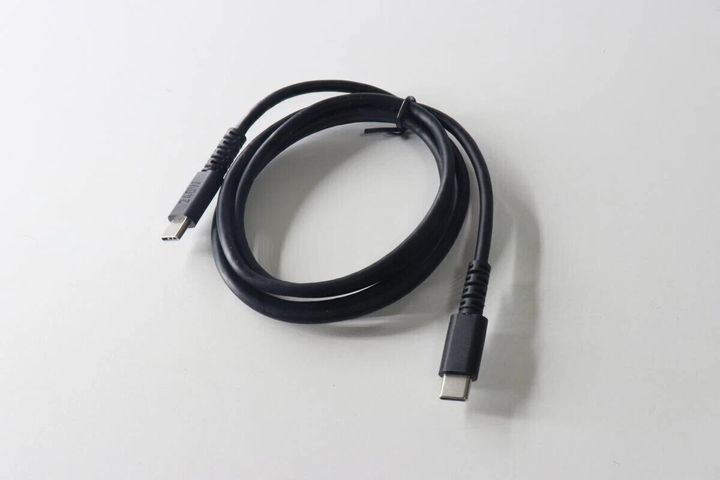 ダイソーの黒いUSB Type-C充電転送ケーブルが丸めて置かれている