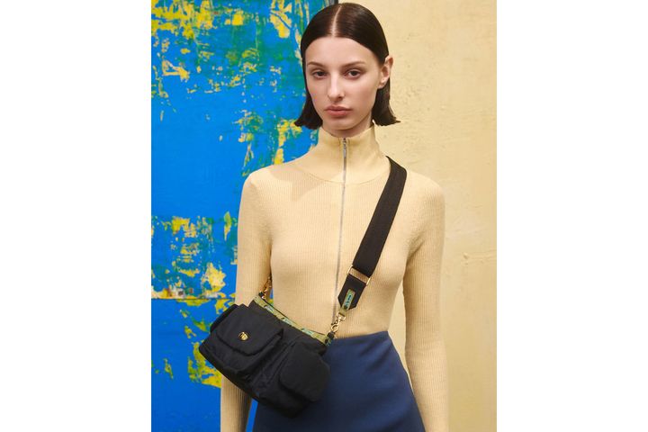 3Pocket Shoulder Bag／長財布や500mlサイズのペットボトルも収納可能でコンパクトながら実用的なボリューム感が魅力