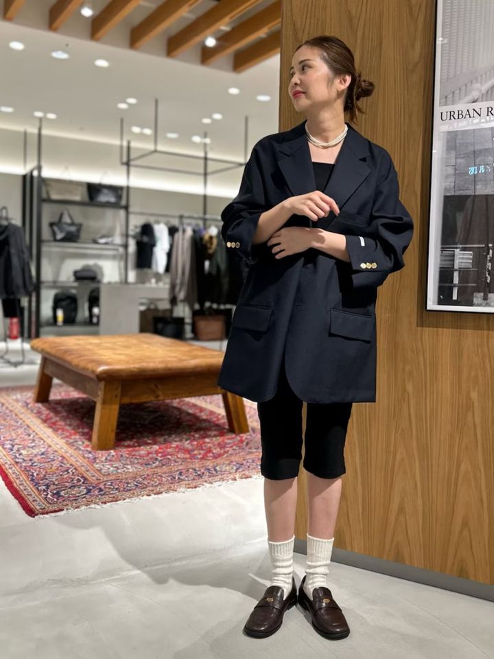 白ソックス×ブラウンローファーで堅すぎない柔らかなニュアンス