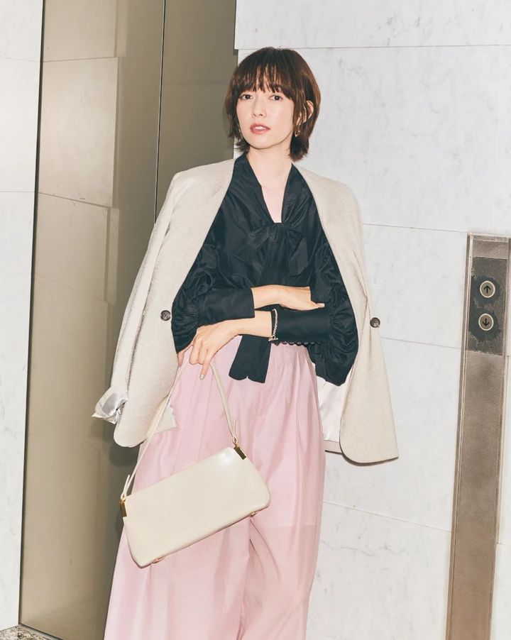 王道トラッドスタイルは品のある肌見せで軽やかな女らしさを