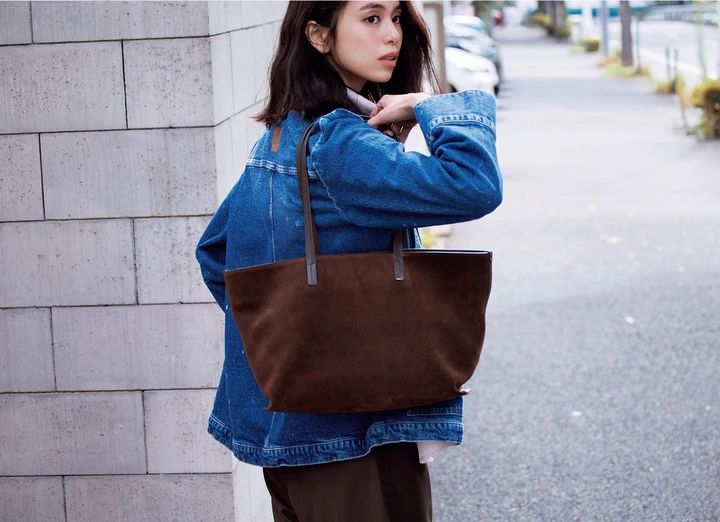  上質なレザーのショッパーバッグがきれいめ派の絶妙なバランスにひと役 