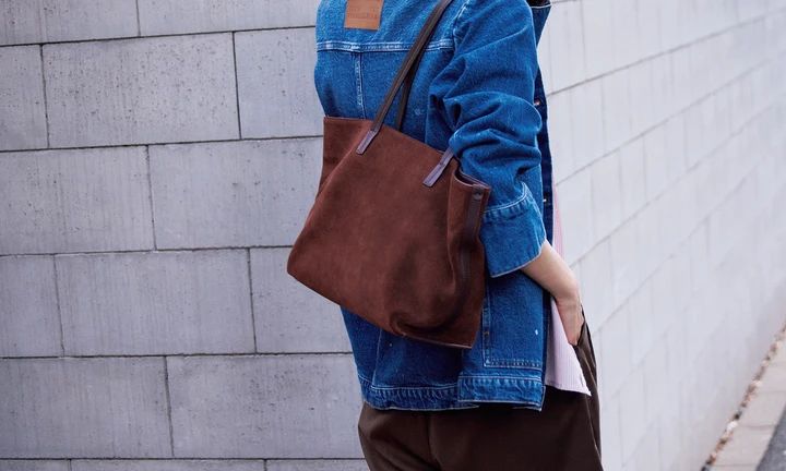  上質なレザーのショッパーバッグがきれいめ派の絶妙なバランスにひと役 