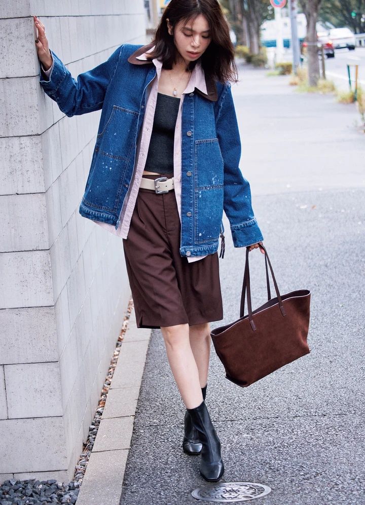  上質なレザーのショッパーバッグがきれいめ派の絶妙なバランスにひと役 