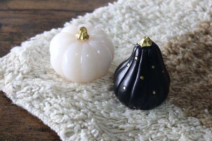 白い毛足の長い布の上に白と黒のかぼちゃ型オブジェが並ぶ