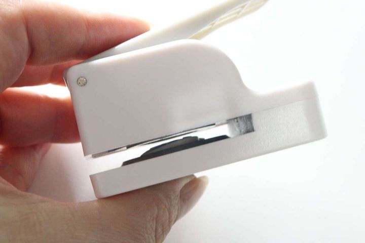 女性の指がクラフトパンチ本体を横から持っている様子