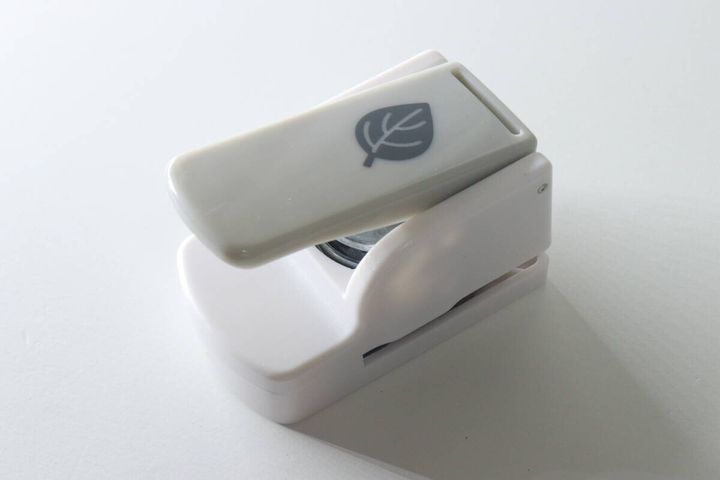 白いクラフトパンチ本体を斜め上から見た様子