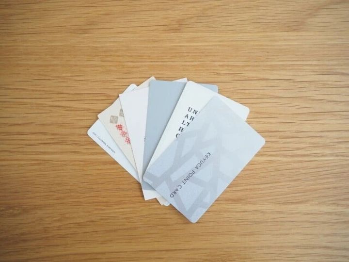 複数枚のポイントカードが扇状に広げられている