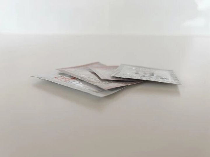 銀色のパウチに入った化粧品サンプルが数枚