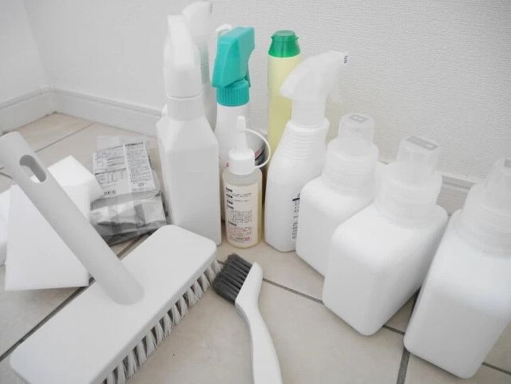 スプレーボトルやブラシなど様々な洗剤とお掃除グッズ