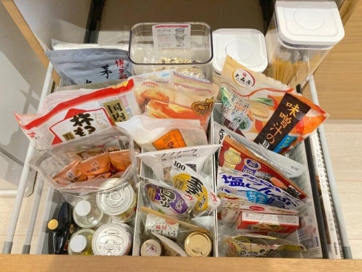 キッチンの引き出しに乾物や調味料が整理されて収納されている