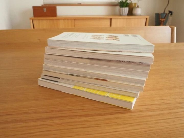 片付けや整理収納に関する本が数冊積み重ねられている