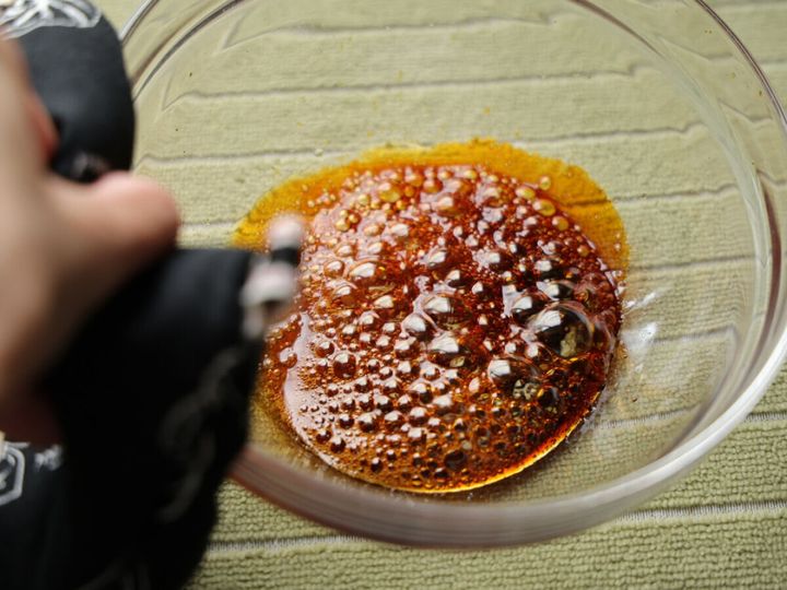 電子レンジで加熱され泡立つキャラメルソースが入った耐熱ボウル。