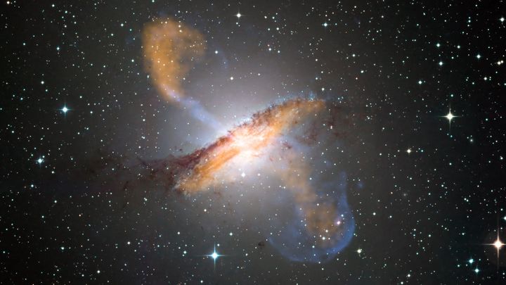 ブラックホールが星の誕生を止める容疑者か――実はジェットの通り道のガスが100倍明るかった