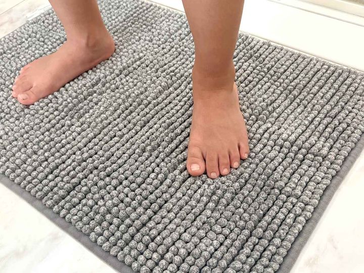 画像: 何度も洗ったバスマットをつけ置き