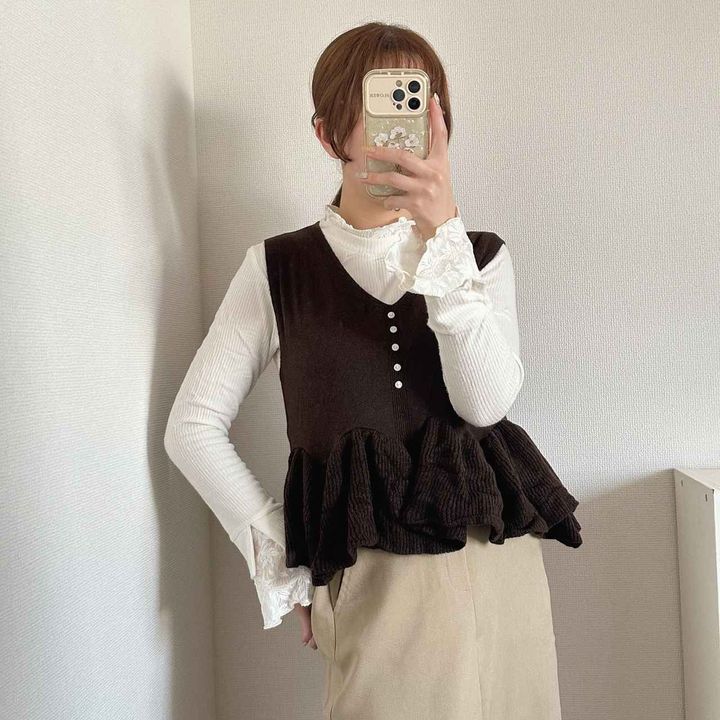 画像: 裾のフリルで甘めに