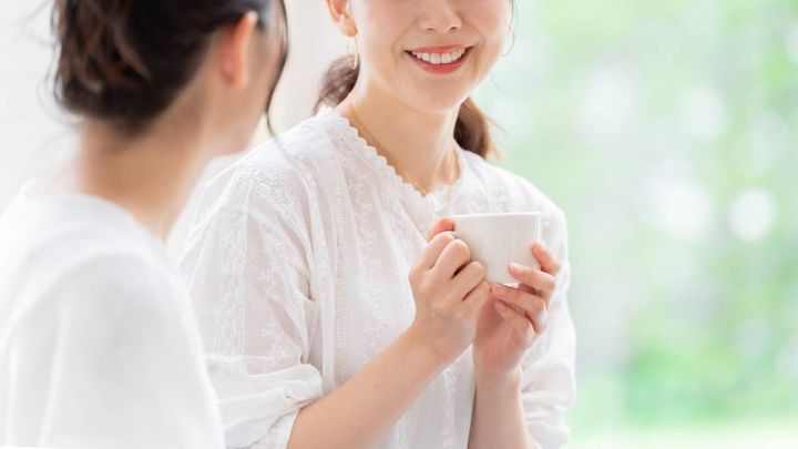 話す人