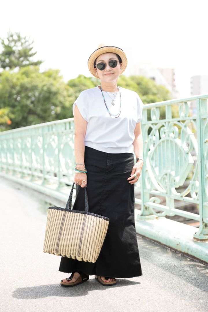 「白Tシャツ×黒のロングスカートのシンプルなコーデに、麦わらハットやトングサンダルで、夏は爽やかな抜け感を楽しみました」