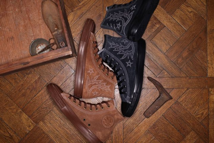CONVERSE（コンバース）から、ウエスタンブーツをモチーフにした「ALL STAR WESTERNSTITCH SU HI」が登場。スエードアッパーに大胆なステッチワークを施した、ブーツライクな一足となっている。