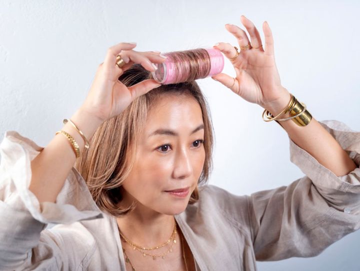トップにボリュームが出るよう根元を立ち上げるように乾かす