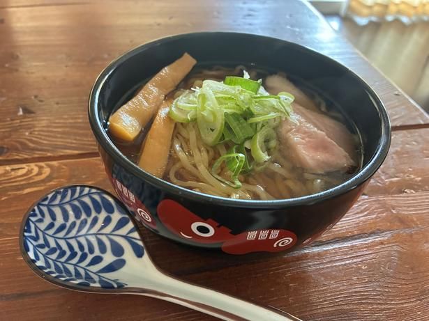 もちもちとした太めの平打ち縮れ麺に、コク深いスープがしっかり絡みつく本格派