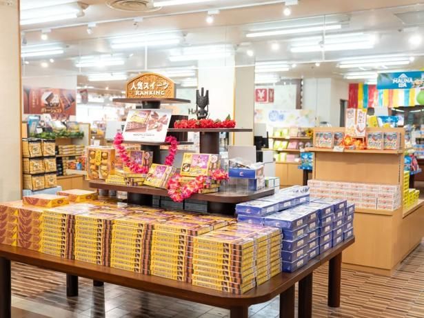 施設内最大の「ハワイアンズマーケット」には、オリジナルのお菓子や雑貨、いわき・東北の食品など多彩なアイテムがそろう