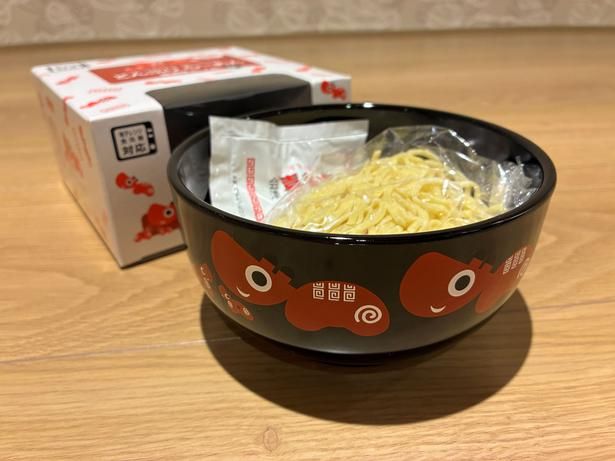 「赤べこ丼ラーメン(黒)」(醤油味／1人前入り／1320円)