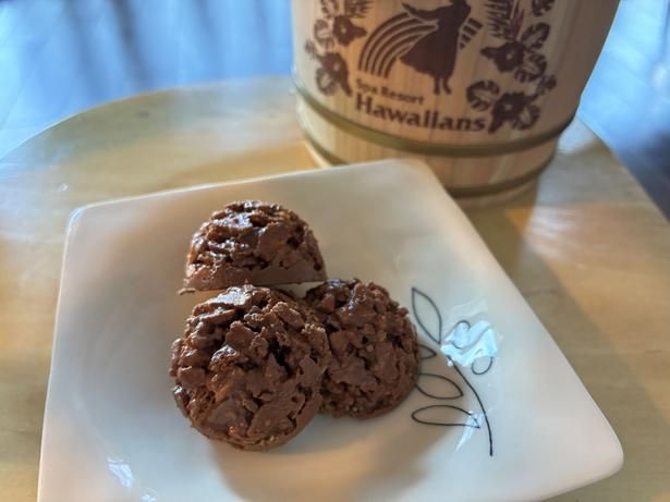 チョコクランチが入っているのも人気の理由。木樽は深さも十分にあり、ペン立てとして利用すればデスク周りのアクセントにも