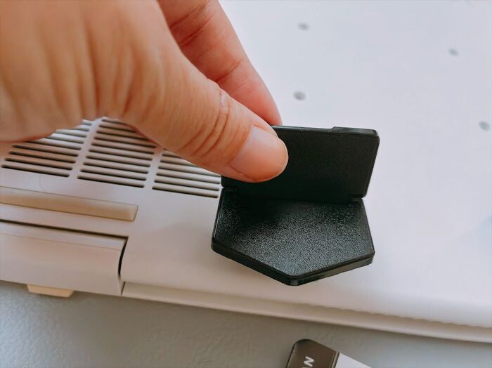 【ダイソー】ただの黒い板じゃない！パカッと折るだけで「こんなに便利なの！？」110円で手放せなくなりそう