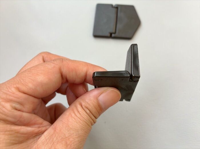 【ダイソー】ただの黒い板じゃない！パカッと折るだけで「こんなに便利なの！？」110円で手放せなくなりそう