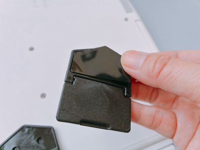 【ダイソー】ただの黒い板じゃない！パカッと折るだけで「こんなに便利なの！？」110円で手放せなくなりそう