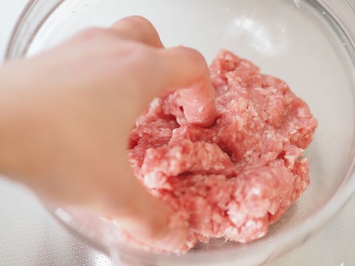 真ん中に穴を開けるだけで大絶賛！？いつものお肉がまるでお店スイーツに見違える可愛いハンバーグ