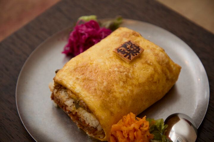 驚きのブック型カレーも♪カレー×音楽×アートが楽しめる神保町のカフェ＆バー「肆-yon-（ヨン）」