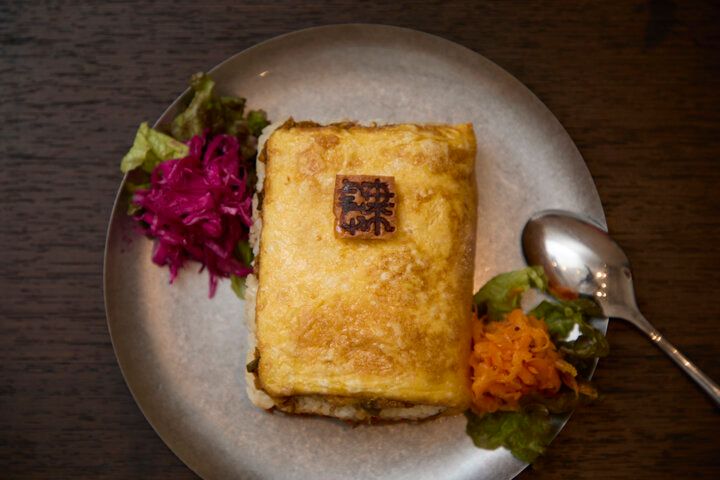 驚きのブック型カレーも♪カレー×音楽×アートが楽しめる神保町のカフェ＆バー「肆-yon-（ヨン）」