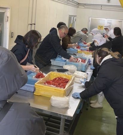 【北海道白老町】専用の箸を使い15秒間で持ち上げたたらこを持ち帰る「たらこ盛り放題」開催！玉ねぎ・じゃがいもの詰め放題も