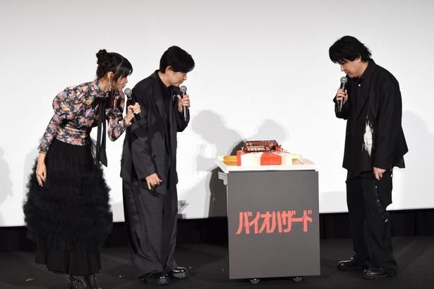 杉田の誕生日を記念して、アンブレラ社のロゴをモチーフにしたサプライズケーキが登場