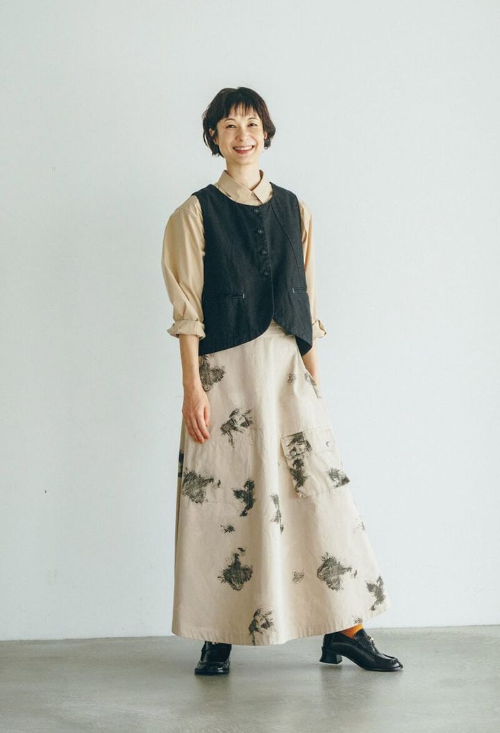 ベスト¥27,500 ／ネストローブ（ネストローブ 表参道店）、シャツ¥8,990 ／プラステ、テントスカート¥44,000 ／ナイジェル・ケーボン ウーマン（アウターリミッツ）、イヤリング¥17,600 ／クロディーヌ・ヴィトリー（アッシュ・ペー・フランス）、ローファー¥26,400 ／アルム（プレインピープル青山）、靴下／スタイリスト私物