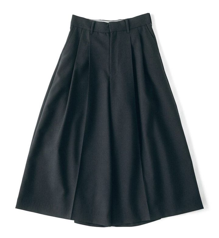 タックワイドパンツ¥48,400／ハイク（ボウルズ）