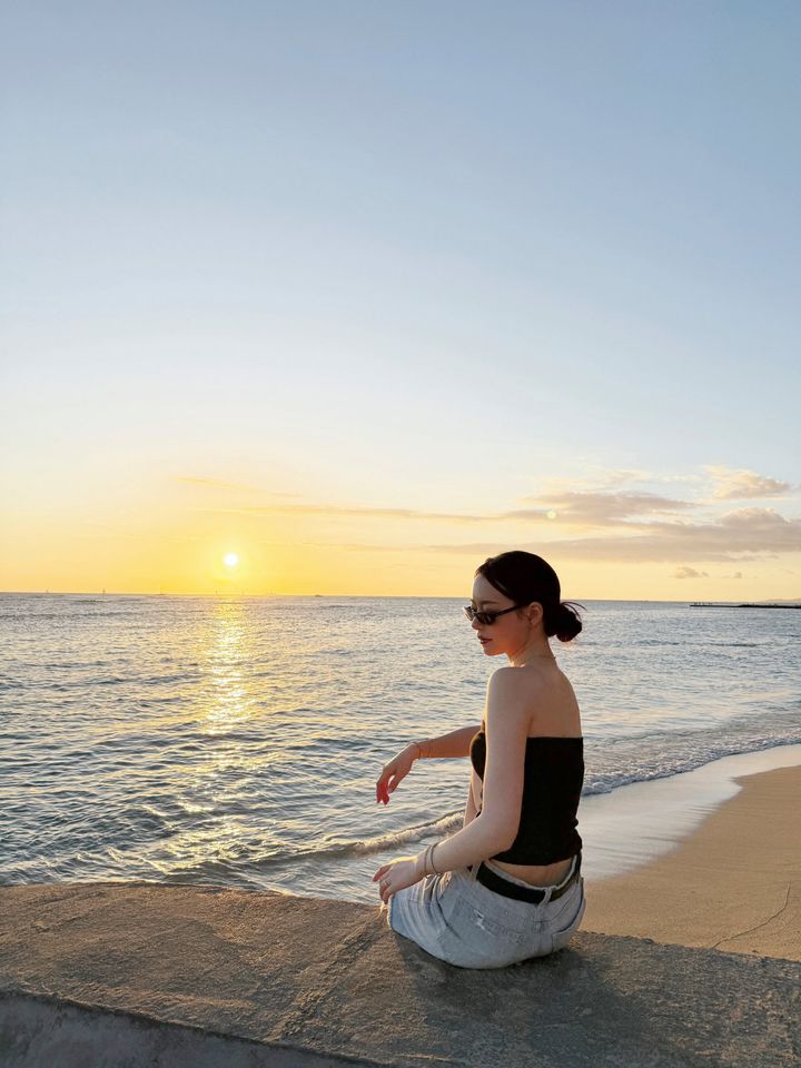 夕暮れの海辺でたたずむなごみさんの美しい横顔ショット