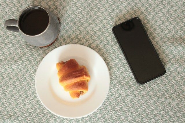 スマートフォンでメッセージを送るイメージ